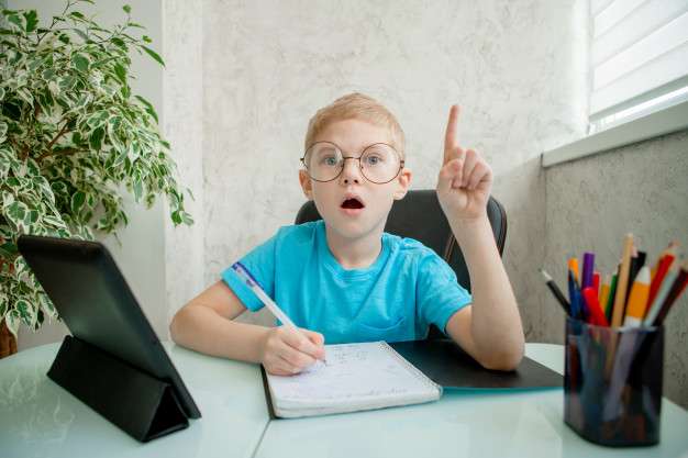 young boy learn by tablet home distance learning quarantine 73257 311 - Обзор детской онлайн школы Planetaclub.