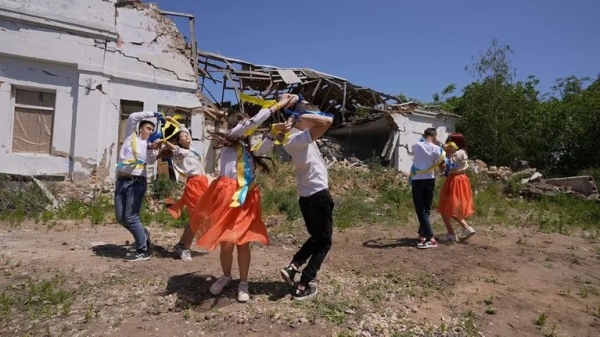 tanci na ruyinah u chas trivogi zi slozami na ochah jak uchni v ukrayini proshhalisja zi shkoloju 2023 40ac47d - Танці на руїнах, у час тривоги, зі сльозами на очах: як учні в Україні прощалися зі школою 2023