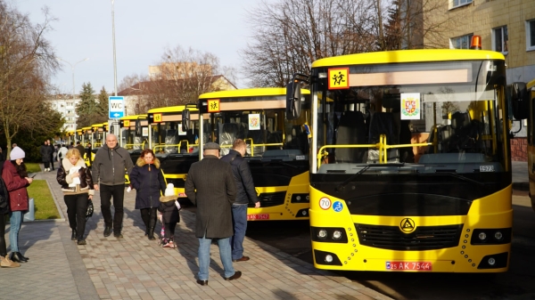 gromadi zhitomirshhini otrimali 28 novih inkljuzivnih shkilnih avtobusiv 4689fe9 - Громади Житомирщини отримали 28 нових інклюзивних шкільних автобусів