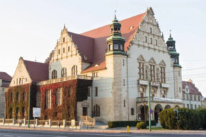de ukrayinci mozhut navchatisja bezkoshtovno v polshhi perelik vishiv u umov 00cb47d 300x200 - Як сказати українською портмоне, яким словом його можна замінити