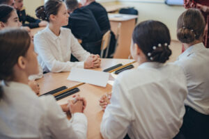 navchannja ukrayinciv u polshhi ukrayinsku movu mozhut vikladati u shkolah jak drugu nozemnu 54d003e 300x200 - Привітання з останнім дзвоником українською для школярів у віршах та прозі
