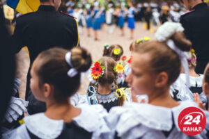 ostannij dzvonik 2025 jak vidbuvatimetsja svjato ostannogo dzvonika ta chi budut linijki cb1955f 300x200 - Зарплата вчителя 2025 - міністр Лісовий розповів, чи очікувати педагогам на підвищення