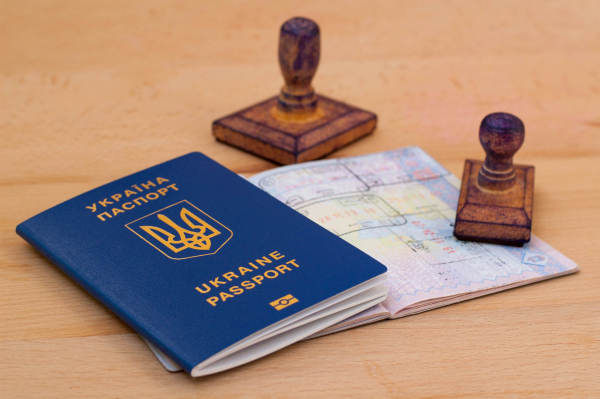 Виїзд за кордон чоловіків до 25 років – в Україні можуть пом’якшити правила виїзду