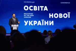 zarplata vchitelja 2025 ministr lisovij rozpoviv chi ochikuvati pedagogam na pidvishhennja de06489 300x200 - Останній дзвоник 2025 - Київ - коли у столиці пролунає останній дзвоник у школах