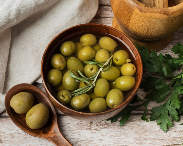 Маслина чи оливка, яке походження слів та чи є різниця у продукті
