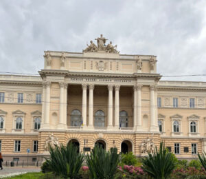 stoimost obuchenija v samyh populjarnyh universitetah ukrainy v 2025 godu a147244 300x260 - Вартість навчання у найпопулярніших університетах України у 2025 році