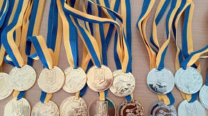 zoloti i sribni medali u shkoli u jakih mistah vipuskniki otrimajut vidznaki d68a6ea 300x168 - Навчання у школах Закарпаття - якою мовою відбувається освітній процес