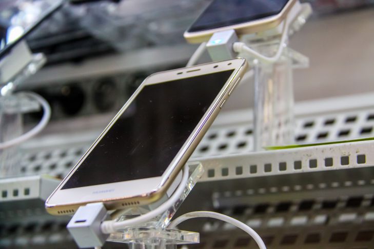 Найчастіша помилка при чищенні смартфона: як не пошкодити екран та динаміки
