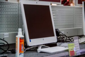 c43e6763578b86f12193f29525129573 300x200 - Чому не можна розряджати смартфон у нуль: реальні наслідки для акумулятора