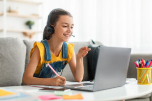 jak vchitimutsja uchni z 1 veresnja chi perevedut yih na distancijne navchannja cb27e2d 300x200 - Ціни на гуртожиток 2025 - скільки коштує місяць проживання у Києві, Львові, Харкові
