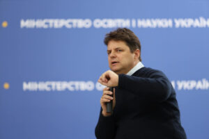 mihajlo vinnickij urjad zvilniv zastupnika ministra osviti i nauki 6f3566f 300x200 - Як сказати правильно українською - тираж чи наклад