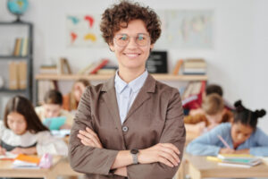 nadbavki do zarplati vchiteljam hto z pedagogiv mozhe pretenduvati na novi viplati 166a64e 300x200 - Вступна кампанія 2025 - коли будуть рекомендації на вступ до вишів