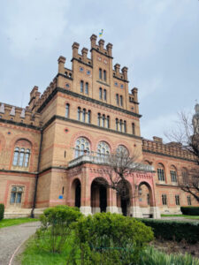 navchalnij rik 2025 2026 dlja studentiv koli startuye ta budut kanikuli u chnu e88c461 225x300 - Підвищення стипендій 2025 - в Україні підвищать виплати студентам