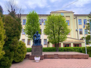 vstupna kampanija 2025 jaki specialnosti najpopuljarnishi u knu imeni stefanika c9a11cd 300x225 - Скільки коштує навчання у Волинському університеті імені Лесі Українки - ціни за рік