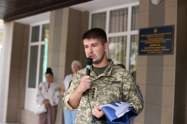 1 veresnja u kiyevi voyini vruchili pershoklasnikam potuzhnij oberig 0c4ba2f - 1 вересня у Києві – воїни вручили першокласникам потужний оберіг