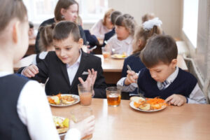 bezkoshtovne harchuvannja dlja shkoljariv koli 1 11 klasi harchuvatimutsja bezkoshtovno v shkolah f1836e5 300x200 - Вступна кампанія до аспірантури 2025 року - МОН запровадила формульний розподіл місць