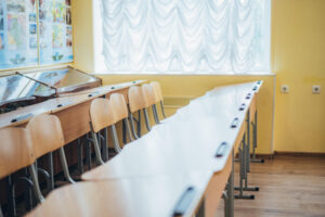 distancijna osvita u sumah dejaki navchalni zakladi pracjuvatimut distancijno do kincja roku a81a890 300x200 - День захисників України 2025 - листівки та привітання