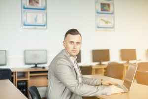 lifestyle portrait businessman copy 300x200 - Підвищення зарплат вчителям - уряд нормалізував виплати освітянам