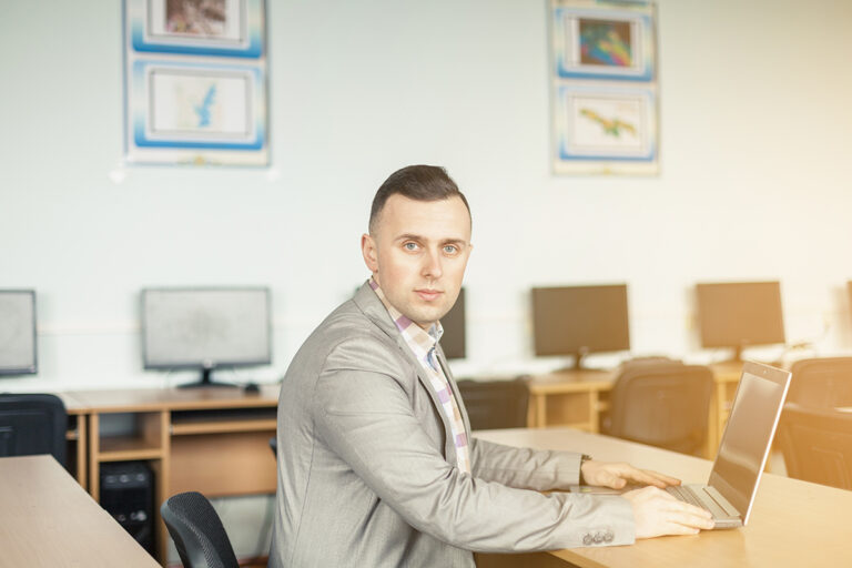 lifestyle portrait businessman copy 768x512 - Найкращий ноутбук для вчителя: що пропонує Impression Electronics