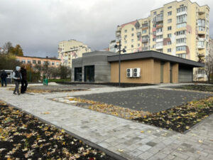 pershu za tehnologiyeju 3d druku shkolu zbuduvali u lvovi koli vidkrittja 5489803 300x225 - Вчительські виплати в Україні: чи зросте платня освітянам до 2026 року?