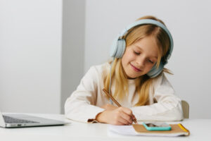 distancijna shkola optima u chomu riznicja mizh onlajn ta distancijnimi kursami 73137b1 300x200 - Навчальний план змінено, канікули перенесено: звернення міністерства до шкіл.