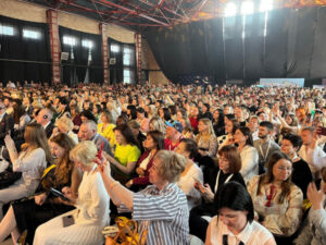 pidvishhennja kvalifikaciyi uchiteliv urjad pogodiv progrmu groshi hodjat za vchitelem 12135dc 300x225 - Вайбкодинг - головне слово 2025 року за версією Collins.