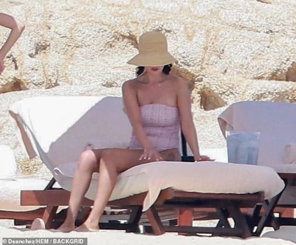 0022670125e2b24448f6662b9be0b1a8 - Селена Гомес демонструє апетитні форми у купальнику під час шикарної відпустки