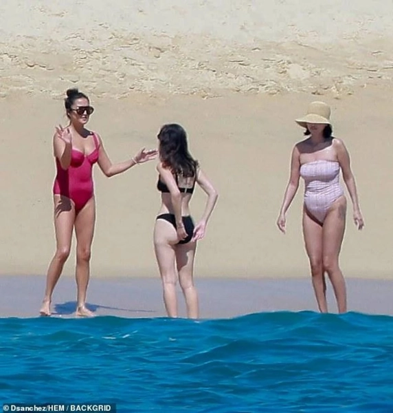 0379115860c87cef0cc7bf77c826ed04 - Селена Гомес демонструє апетитні форми у купальнику під час шикарної відпустки