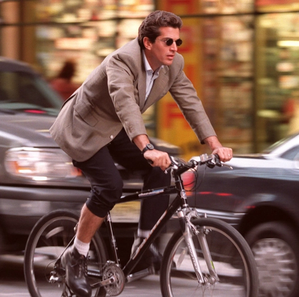 1e5f6337c5ff49ad4bf306b1a3f30e9e - Від екрану до серця Нью-Йорка: мода у стилі Джона Кеннеді-молодшого знову актуальна