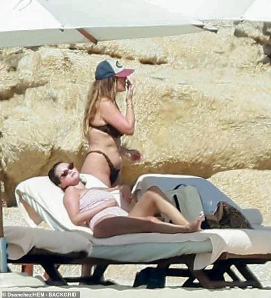 1f2751273e4e09a675966f9864a07908 - Селена Гомес демонструє апетитні форми у купальнику під час шикарної відпустки