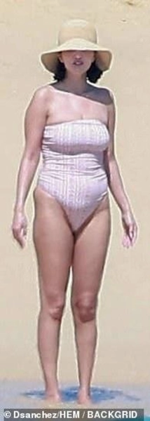 37ca7c313b43df7bc3297ede94b7df0a - Селена Гомес демонструє апетитні форми у купальнику під час шикарної відпустки