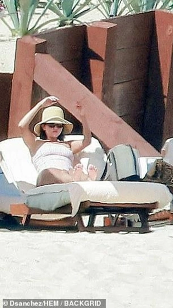 455e0dedea56732f54d49a9f031d2438 - Селена Гомес демонструє апетитні форми у купальнику під час шикарної відпустки