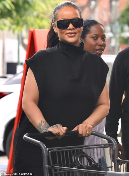 6f9359d08b5418cc0fd904d076480dbc - Ріанна з обручкою знову збурила плітки про шлюб