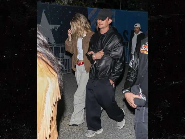 870c28b9e202f118aa05d35e43abb976 - Орландо Блум помічений з юною моделлю на Супербоулі 2026 - пара трималась за руки