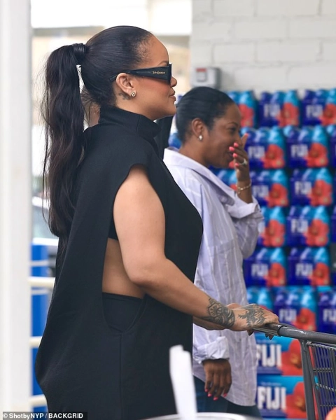 9468503c77ff2bcaf0c40e4f88435b58 - Ріанна з обручкою знову збурила плітки про шлюб