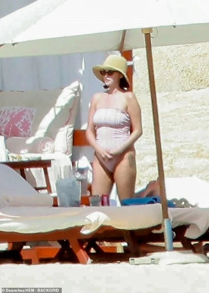 abca3a742c0a5c9b808623e52b0f8eb5 - Селена Гомес демонструє апетитні форми у купальнику під час шикарної відпустки