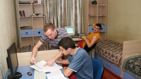 Проживання в студентському містечку – гуртожиток, черговий, як правильно українською