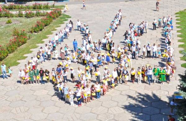 35 років Незалежності: від гучних салютів до спокійної рефлексії у Полтаві 2d01dd11994c98022a03a52ee00aa1fc - 35 років Незалежності: від гучних салютів до спокійної рефлексії у Полтаві