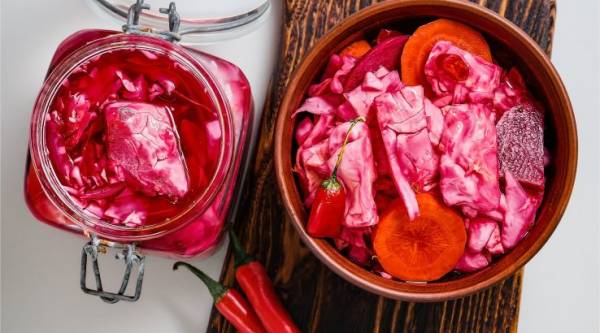 Хрустка капуста з буряком на зиму: готуємо смачну закуску з морквою та часником cec40aaaf72a736a8a870e90e33fe6ba - Хрустка капуста з буряком на зиму: готуємо смачну закуску з морквою та часником