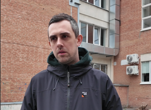 Вантажівка врятувала школу від удару, поки діти ховалися в укритті 2b89de8d0819c0928958b124c0df2215 - Вантажівка врятувала школу від удару, поки діти ховалися в укритті