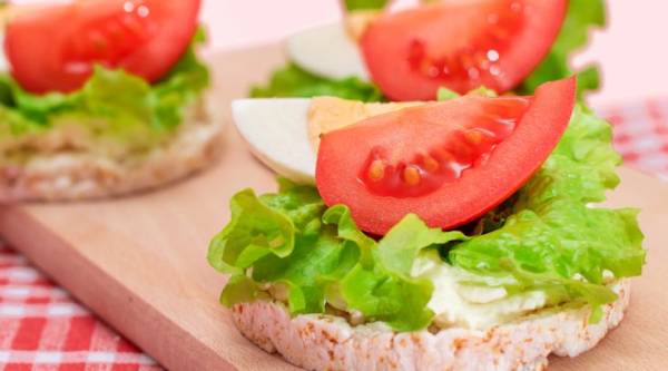 ac3642a74374405f10eef6c8c43dfef4 - Скрембл з кіноа: ситний сніданок зі шпинатом, томатами та сиром